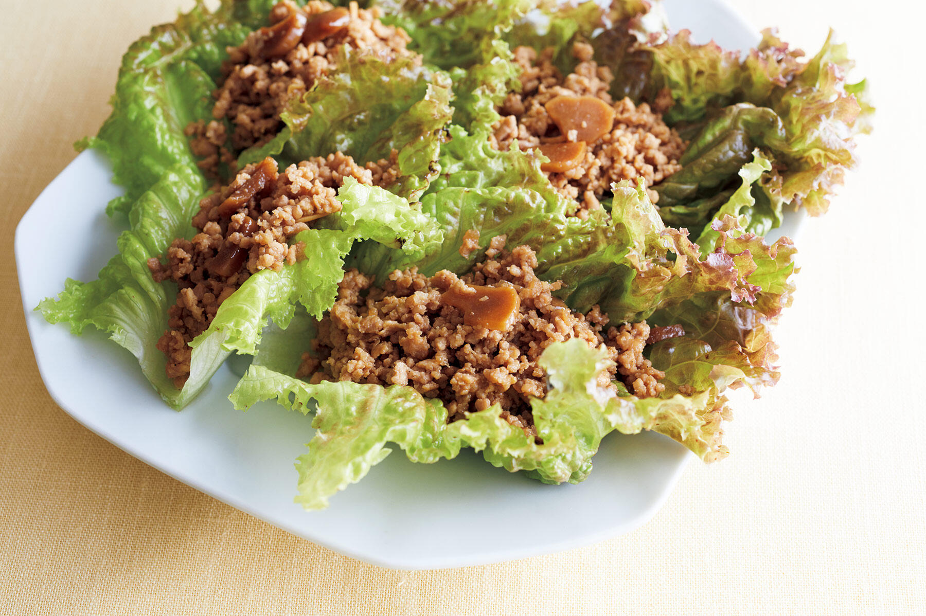 にんにくが食欲を刺激する“挽き肉醤油レタス包み”