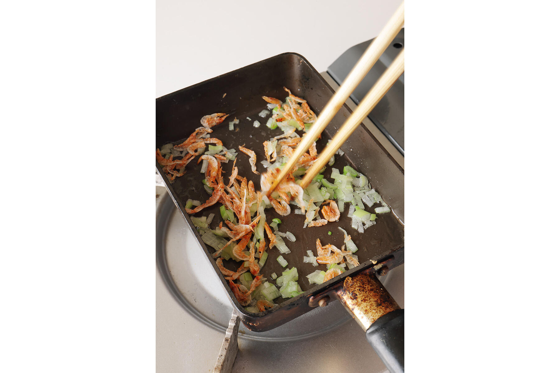 具材を炒める