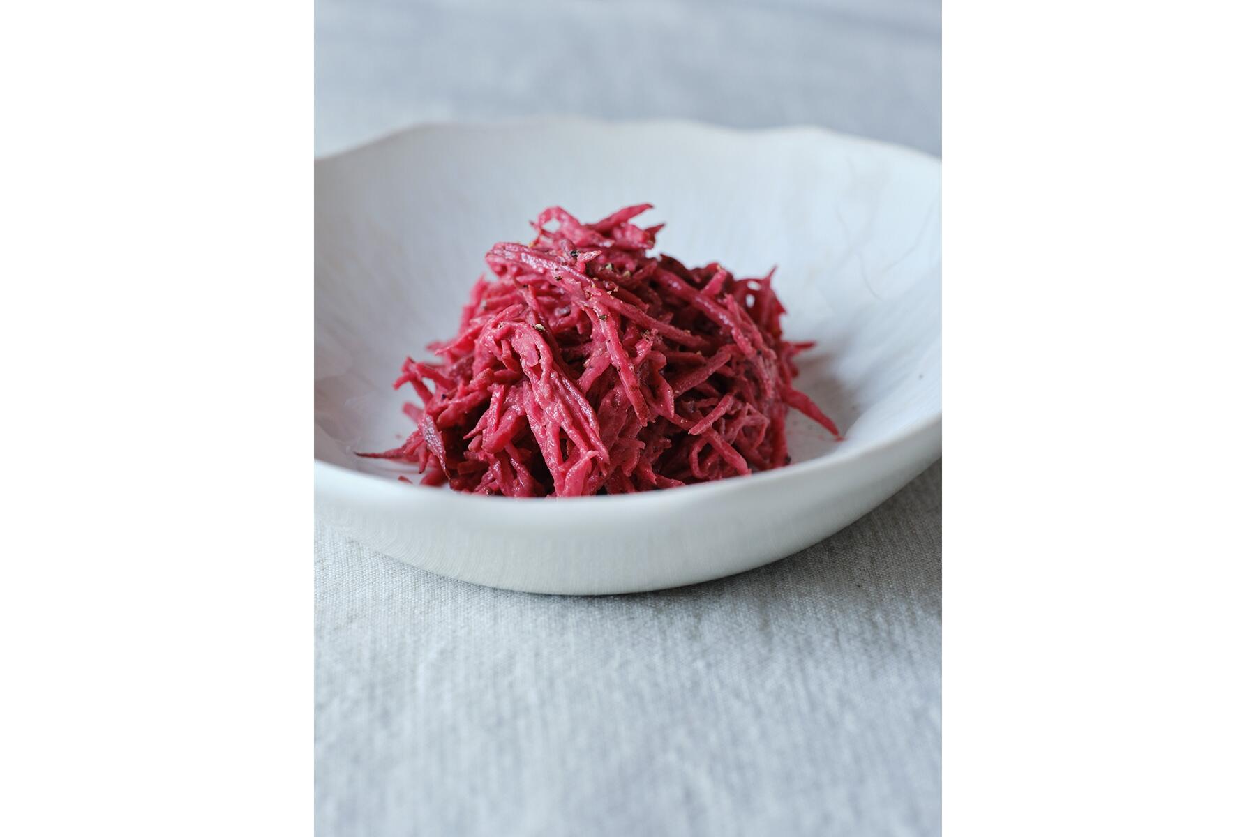 食感も楽しい“新ごぼうの梅ビーツソース和え”