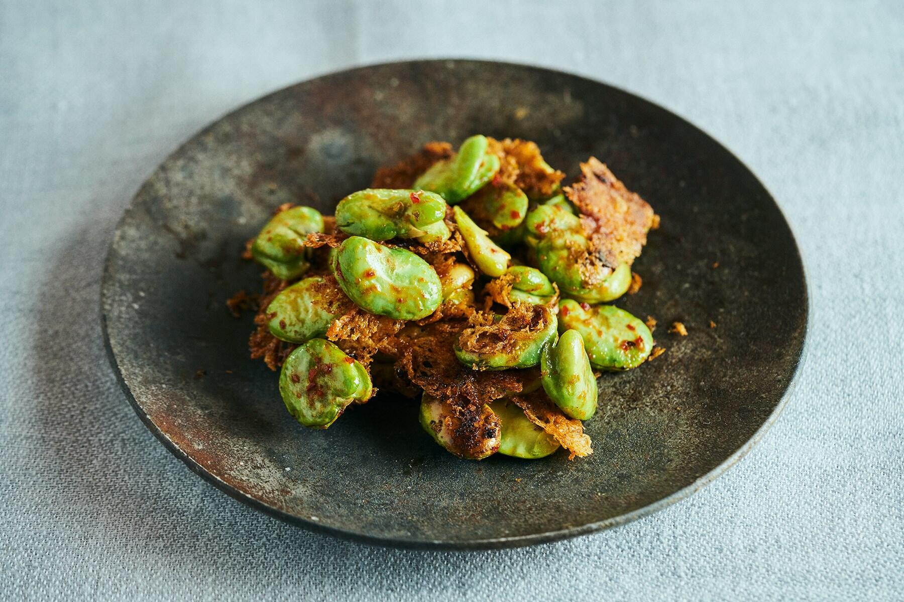 ピリ辛味がクセになる“そら豆の豆板醤炒めパルミジャーノ焼き“