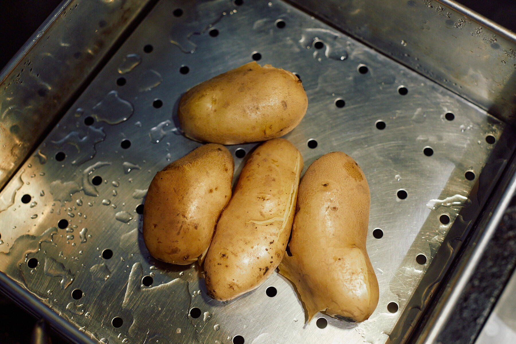 じゃがいもを蒸す