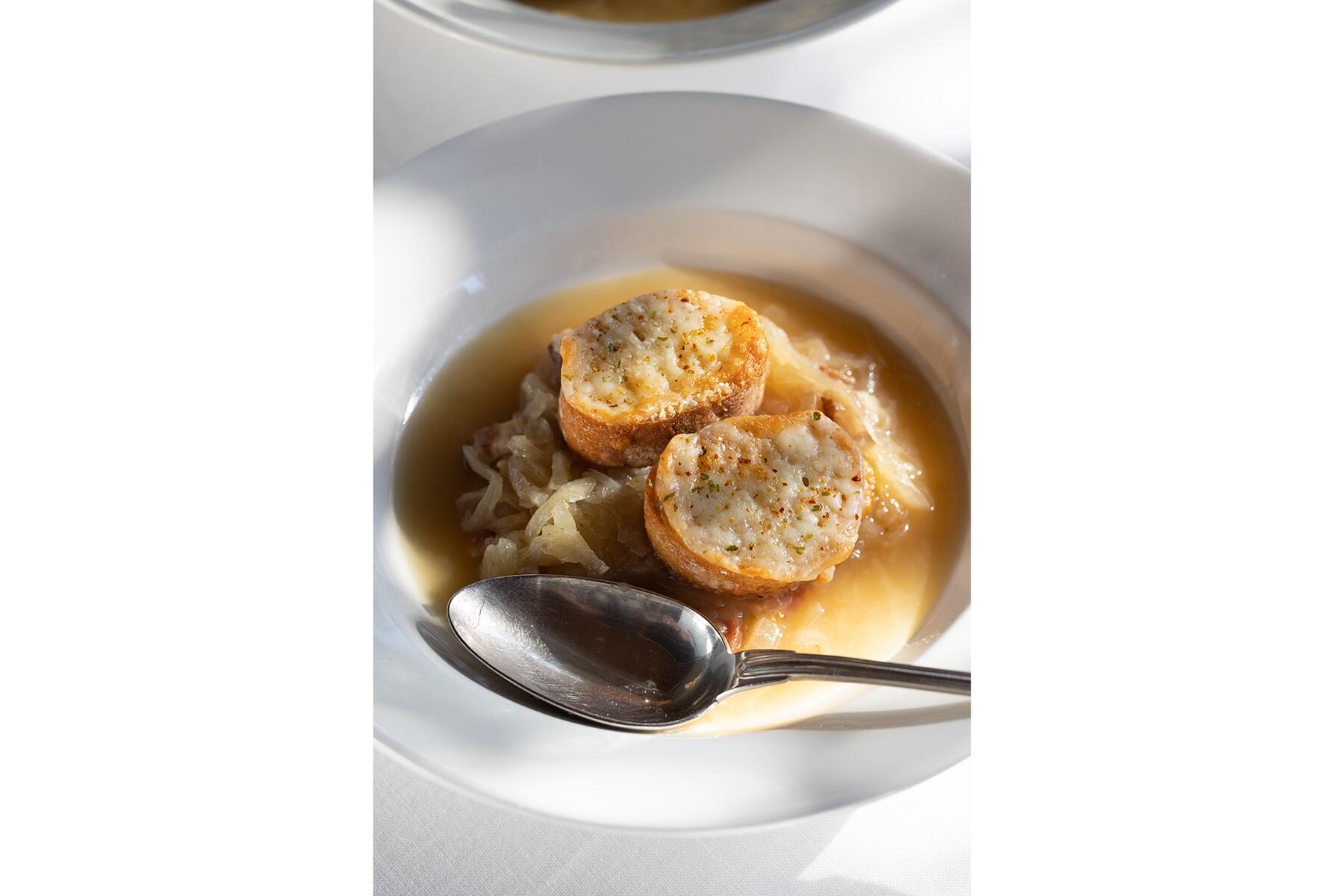 蒸して甘味を引き出した“新玉ねぎのオニオングラタンスープ”