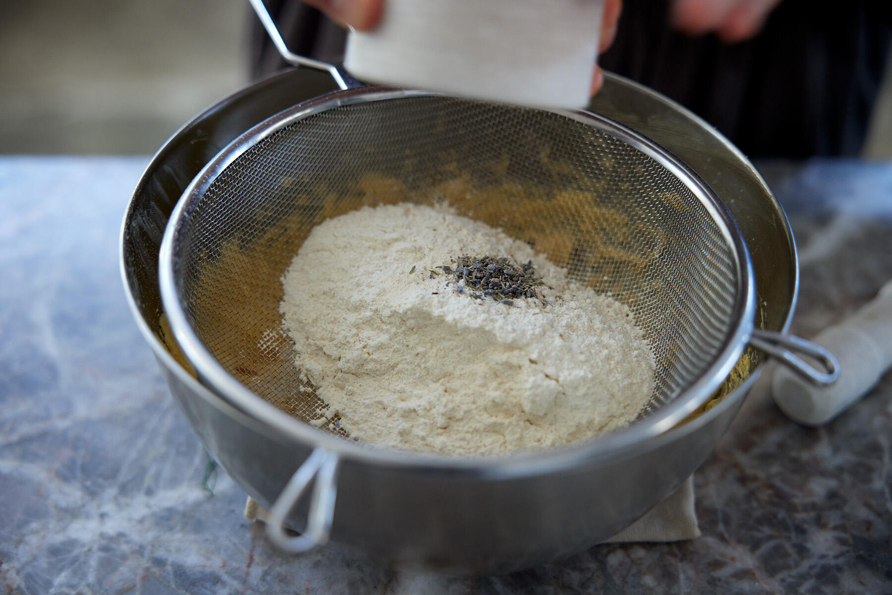 粉を漉し器に入れる