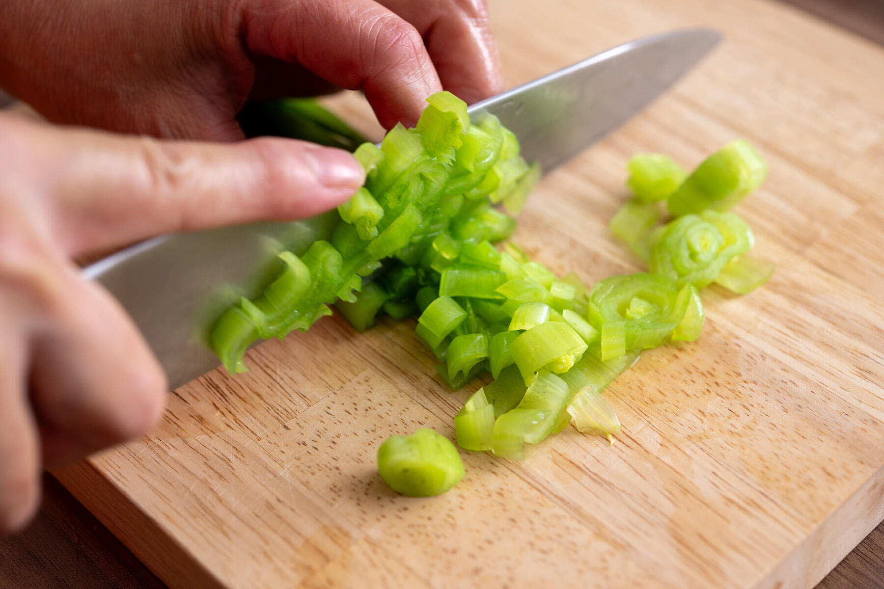 小松菜をきざむ