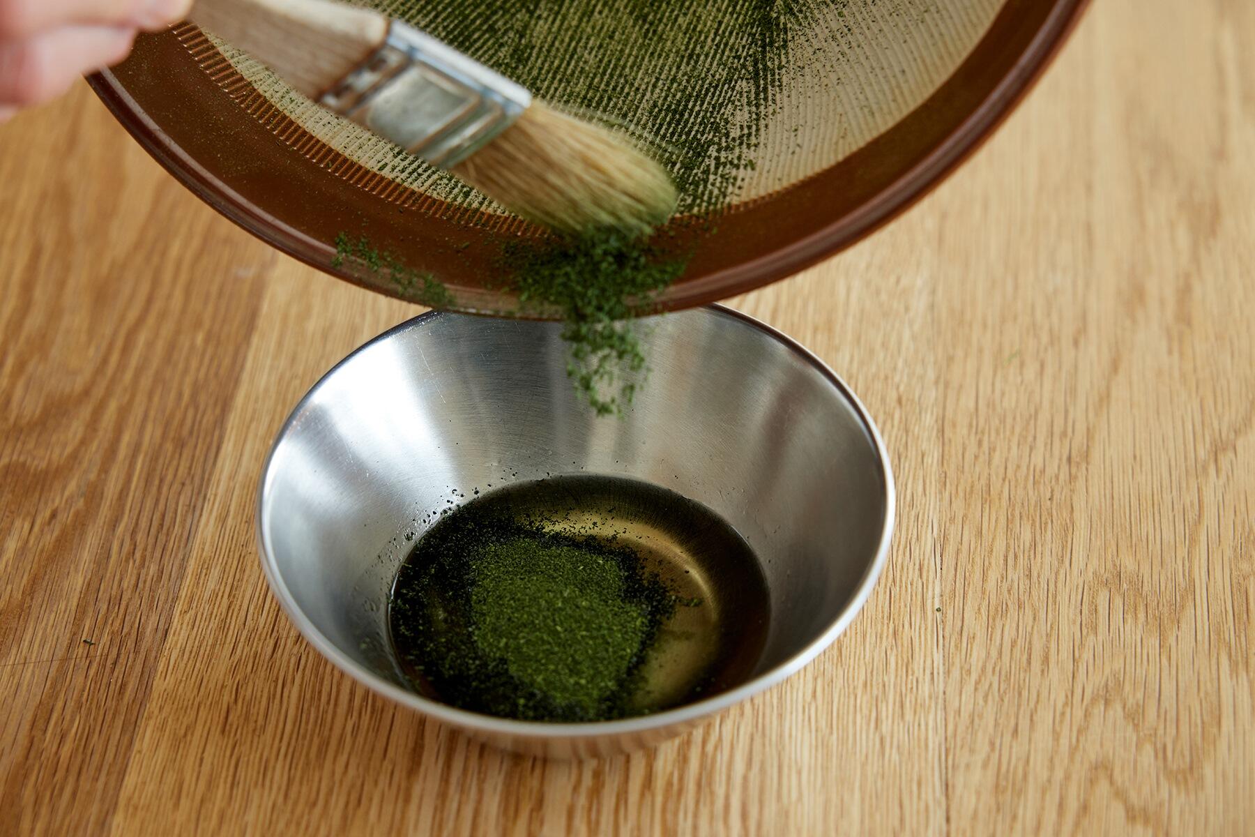 茶葉をすりつぶす