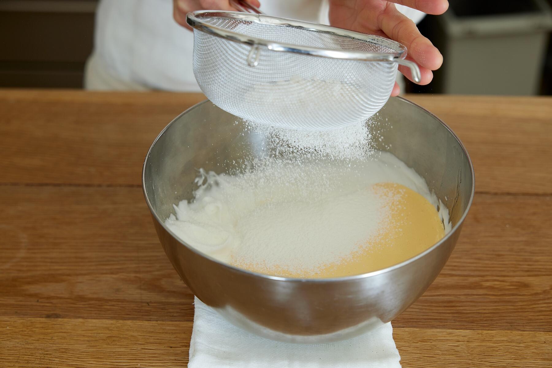 粉をふるい入れる