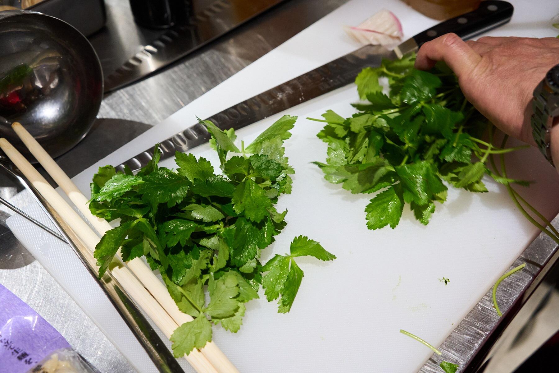 三つ葉をカットする