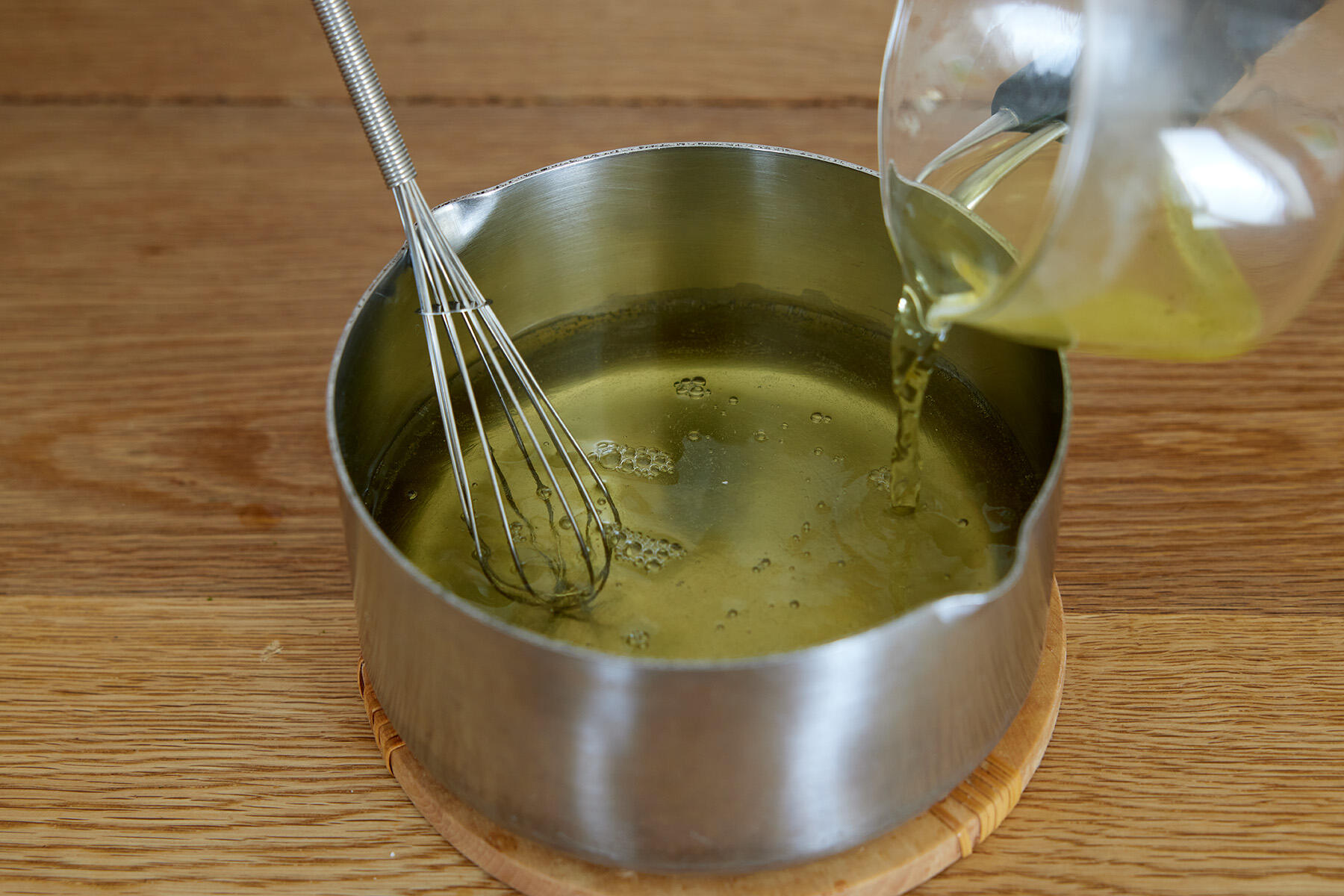 グラニュー糖とアガーを火にかける