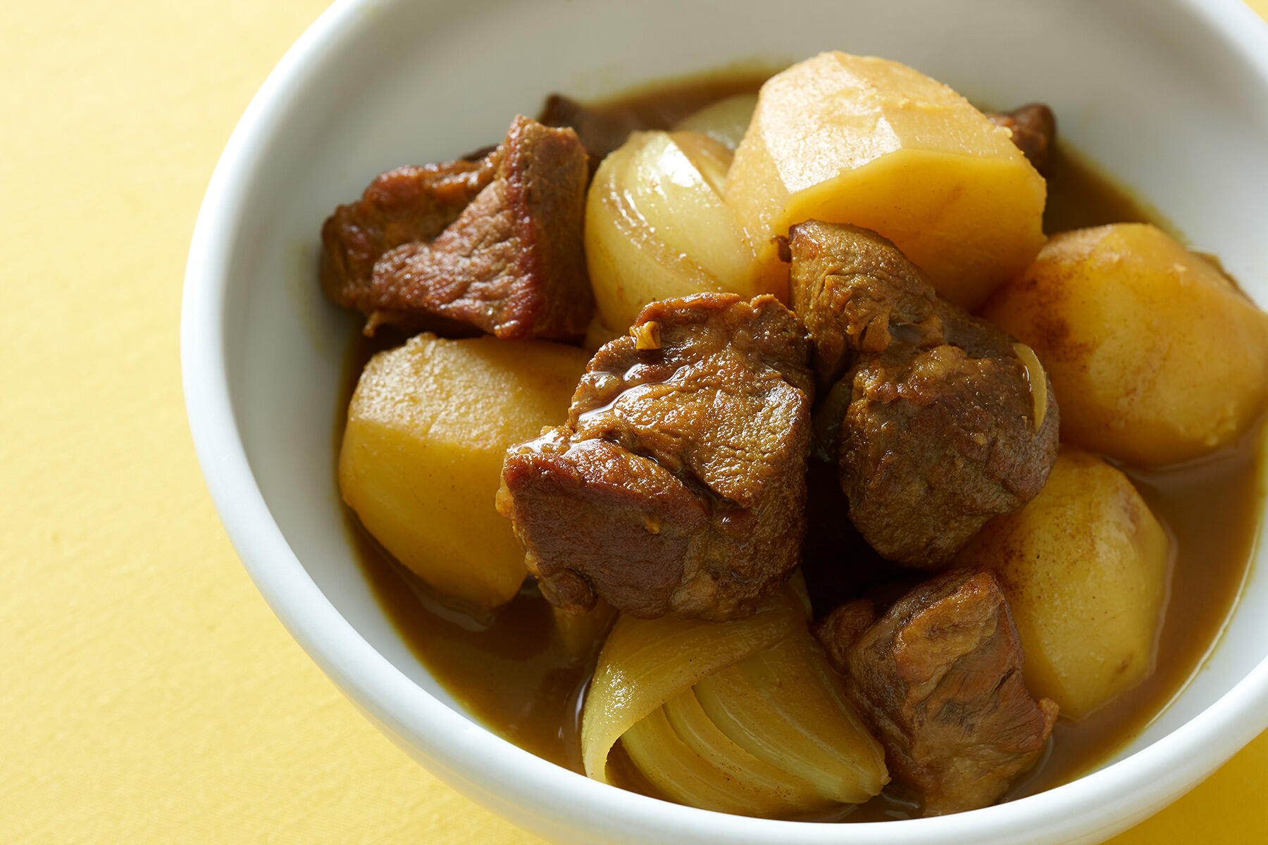 ごろっと入った大ぶり肉がたまらない“ダイナミックカレー肉じゃが”