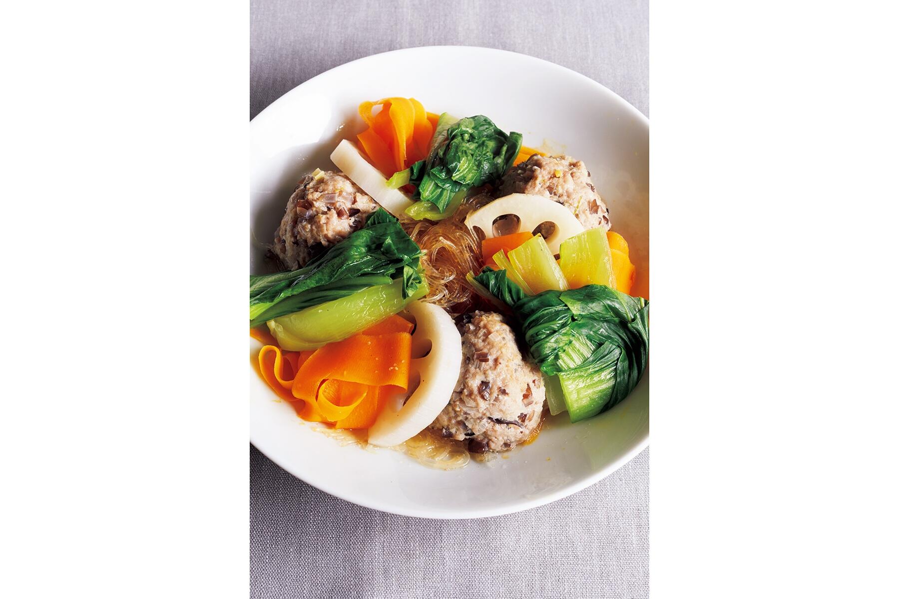 旨味を吸い込んだ青梗菜が魅力の“肉だんごと春雨の中華蒸し”