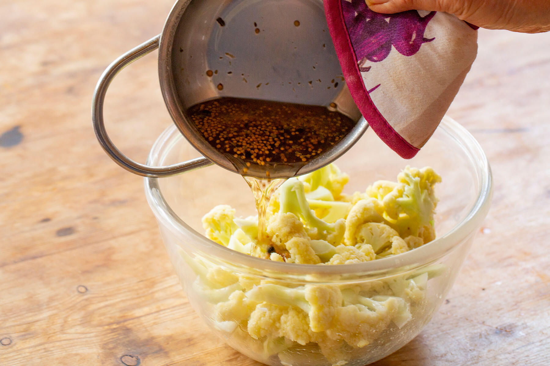 カリフラワーを漬ける