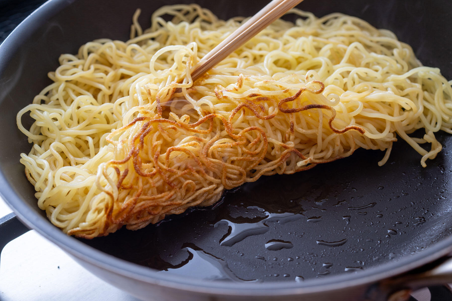焼きそば麺を焼きつける