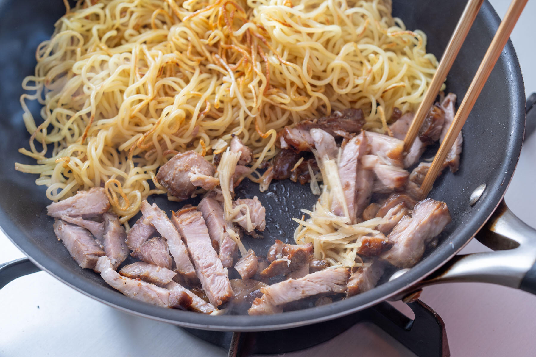 チャーシューを炒める