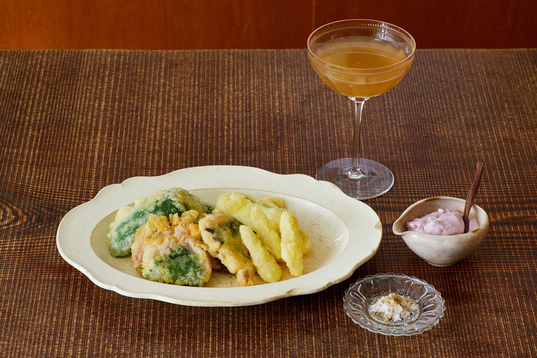 デンマーク産豚ヒレ肉のしそ巻きと夏野菜の天ぷら 山椒塩、ブルーベリーサワークリームソース