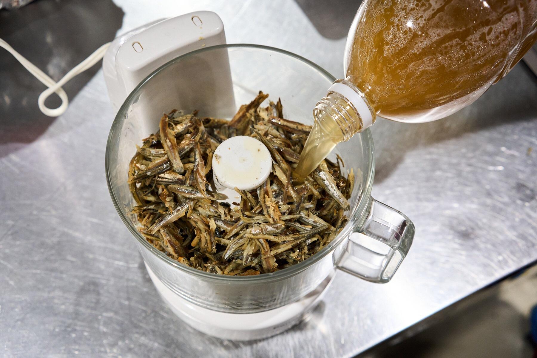 煮干しペーストをつくる