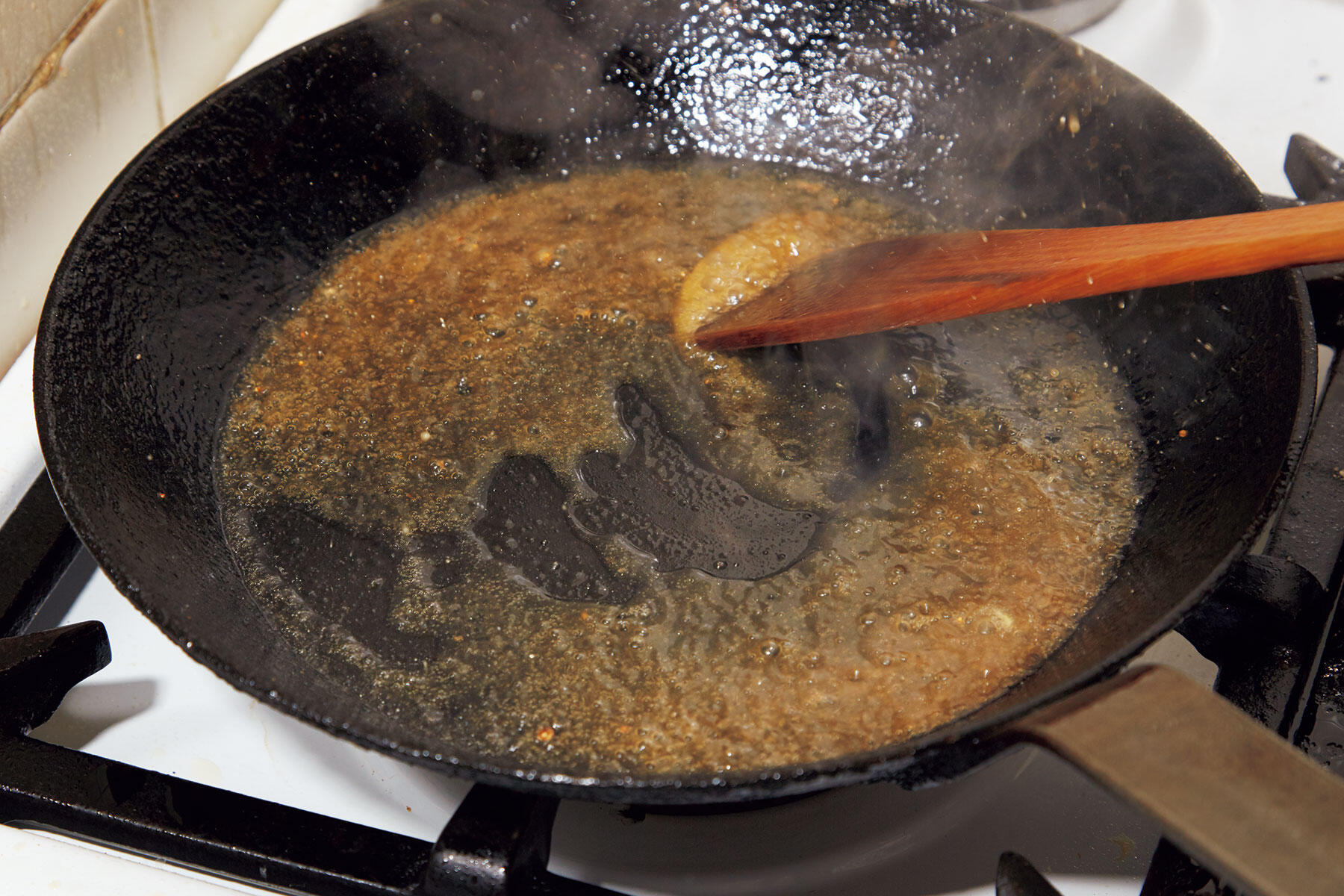 フライパンをこそぐ