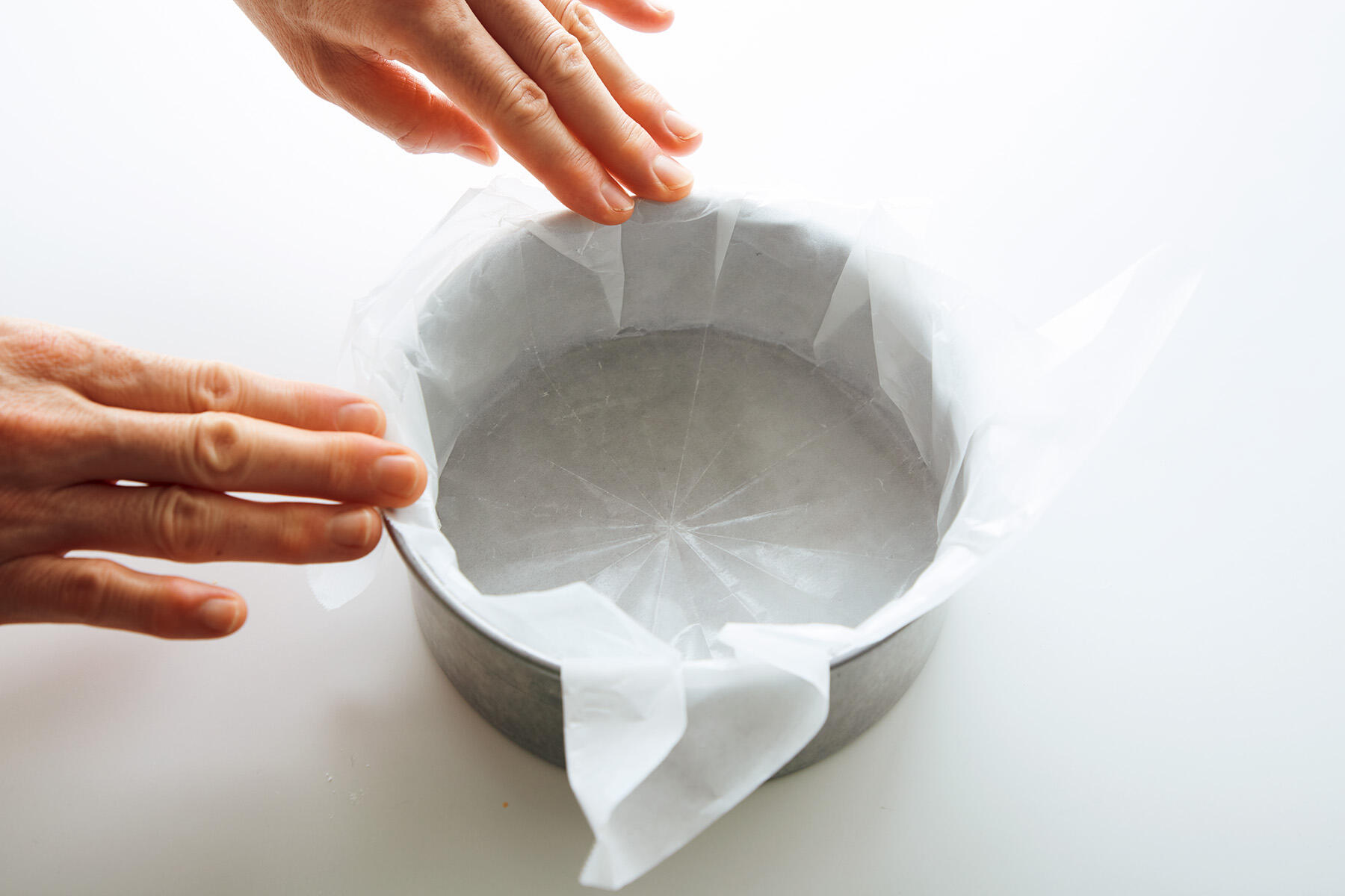 型にオーブンペーパーを敷く