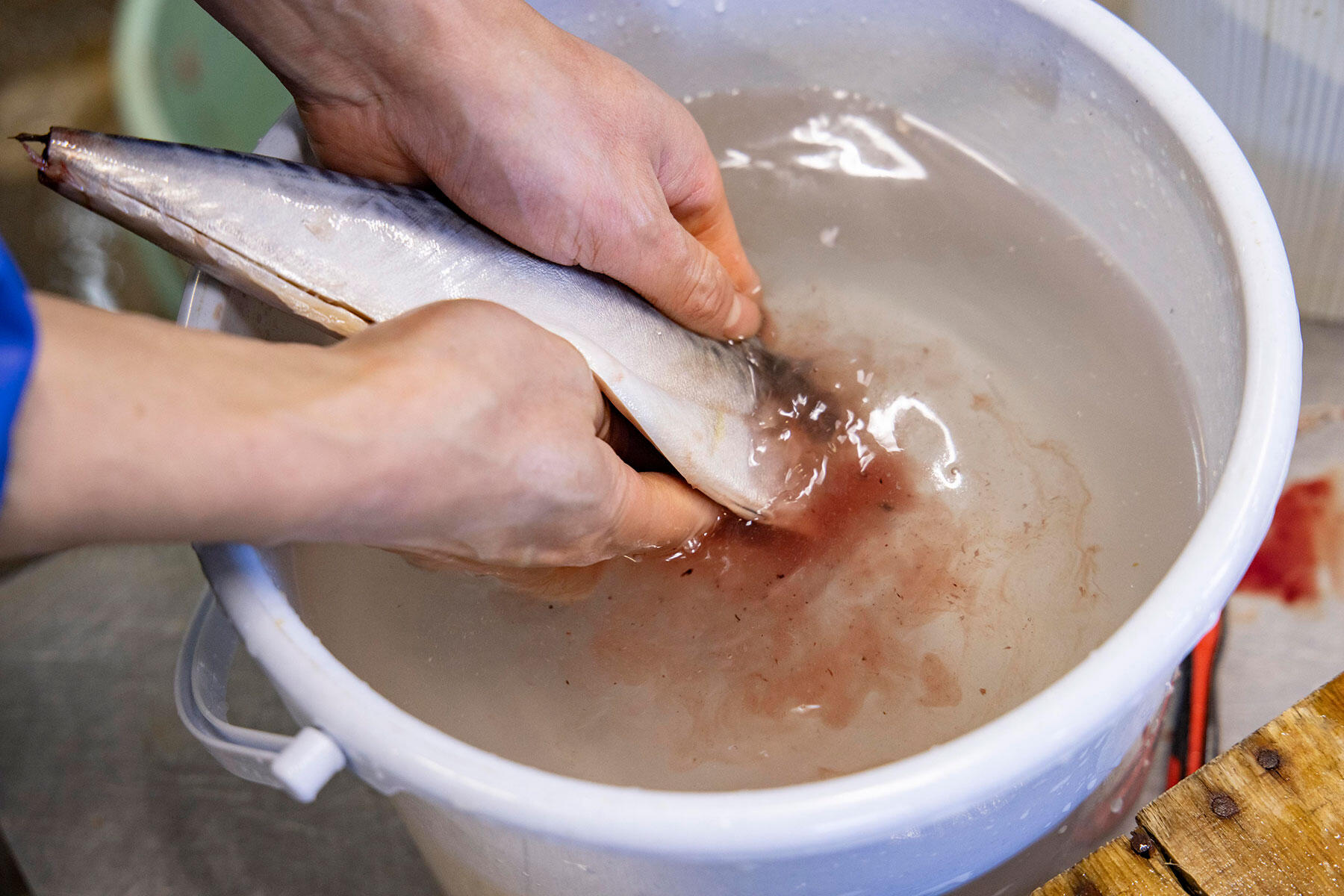 腹の中を水で洗う