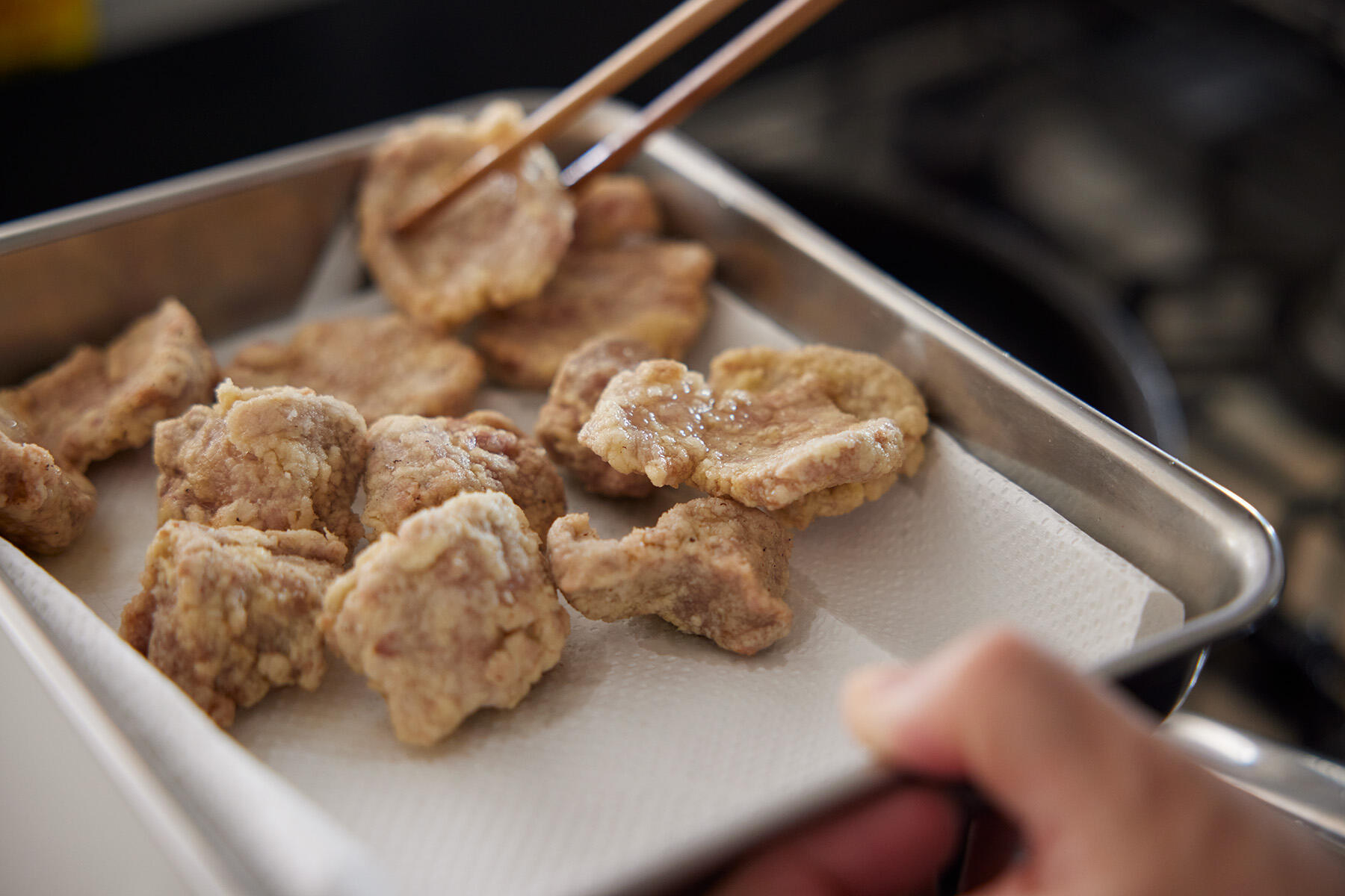 豚肉を揚げる