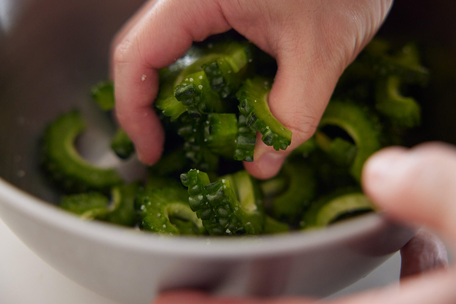 ゴーヤーの下ごしらえ