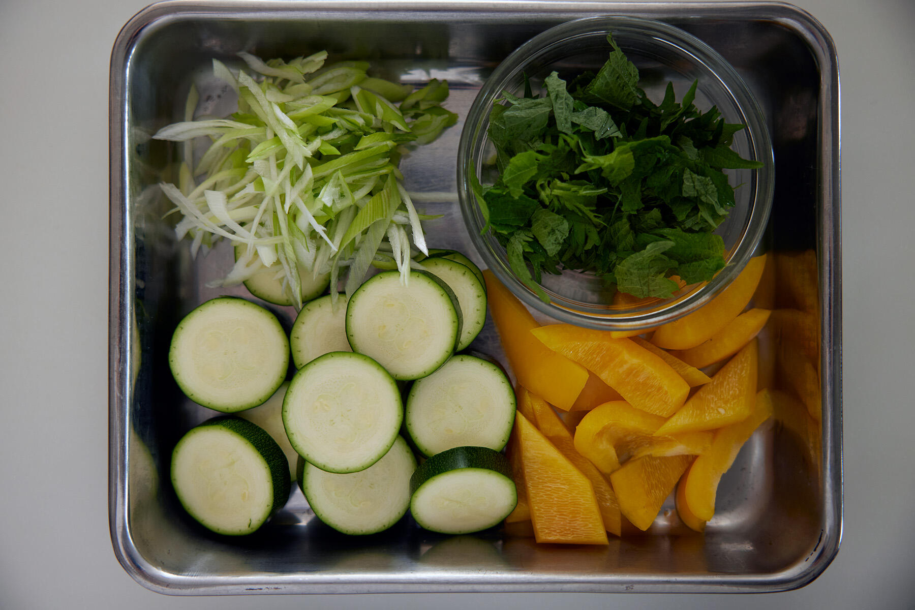 野菜類をカットする