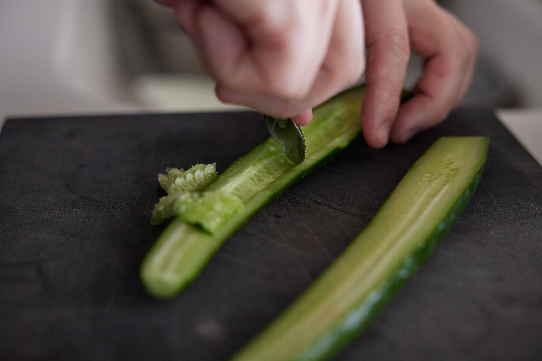 きゅうりをカットする