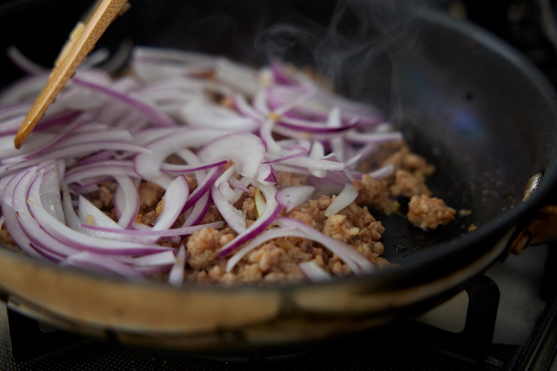 玉ねぎを加える