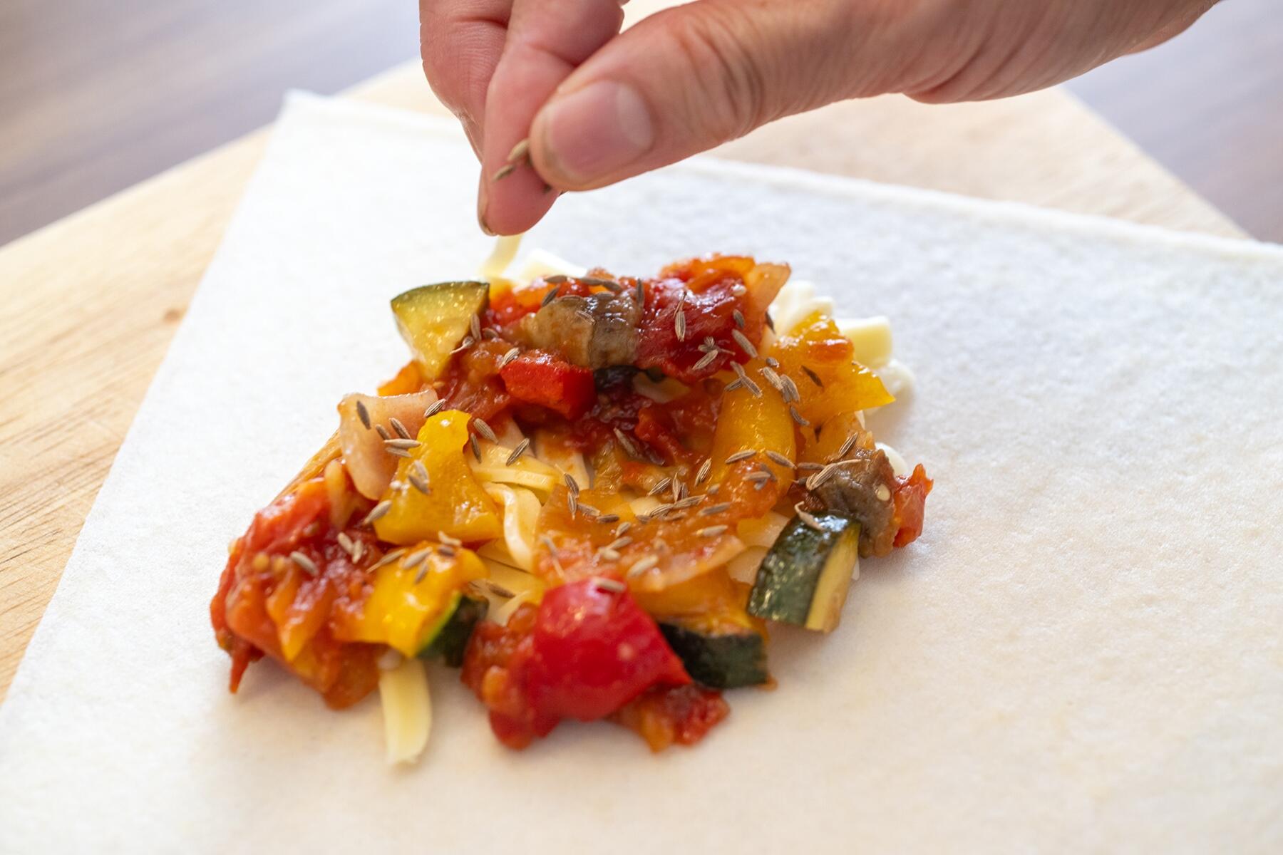 春巻きの皮にラタトゥイユをのせる