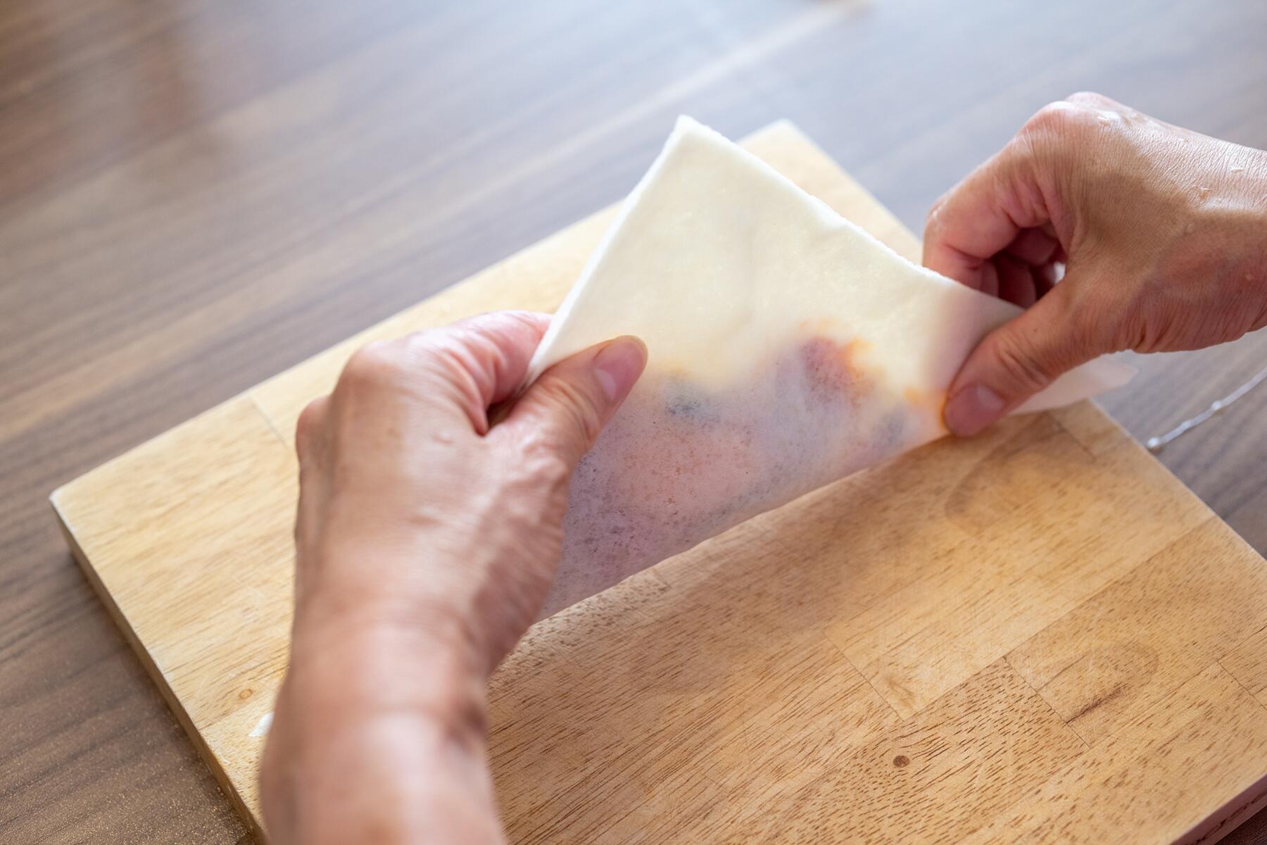 半分に折って包む