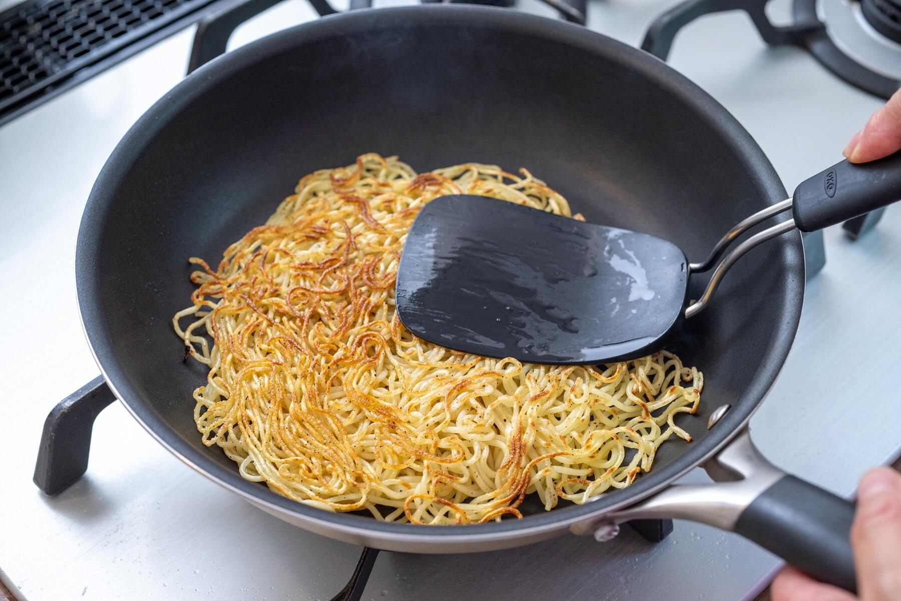 麺をカリッと焼く