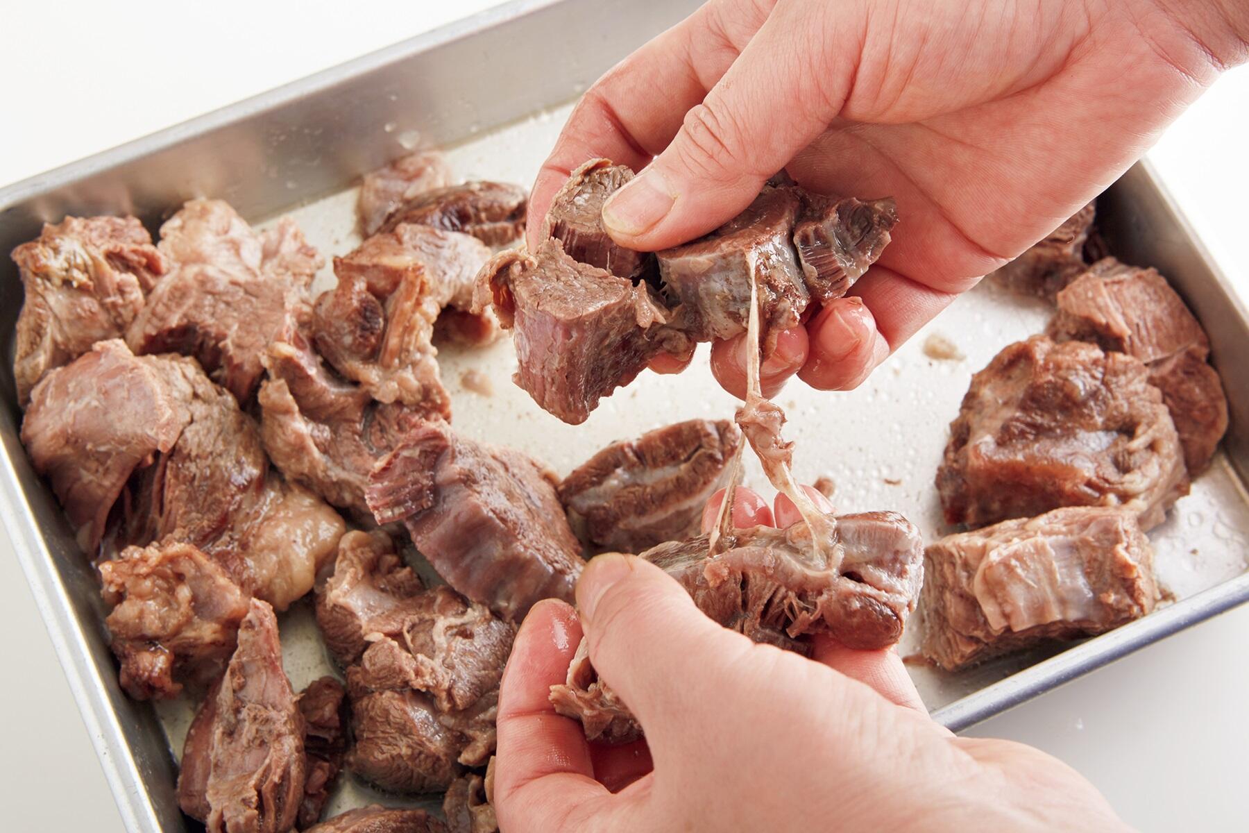 すね肉をほぐす