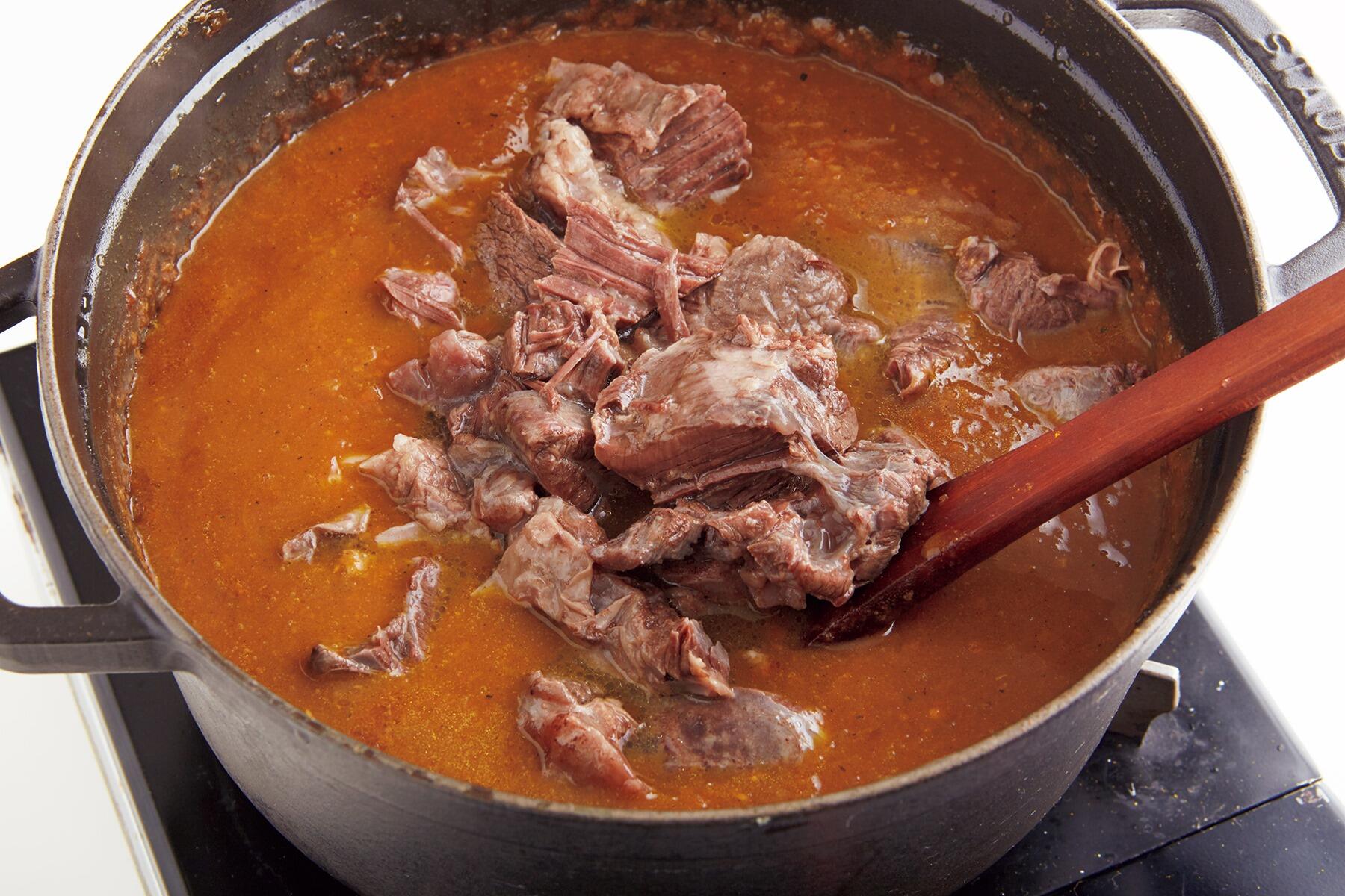 すね肉を加える