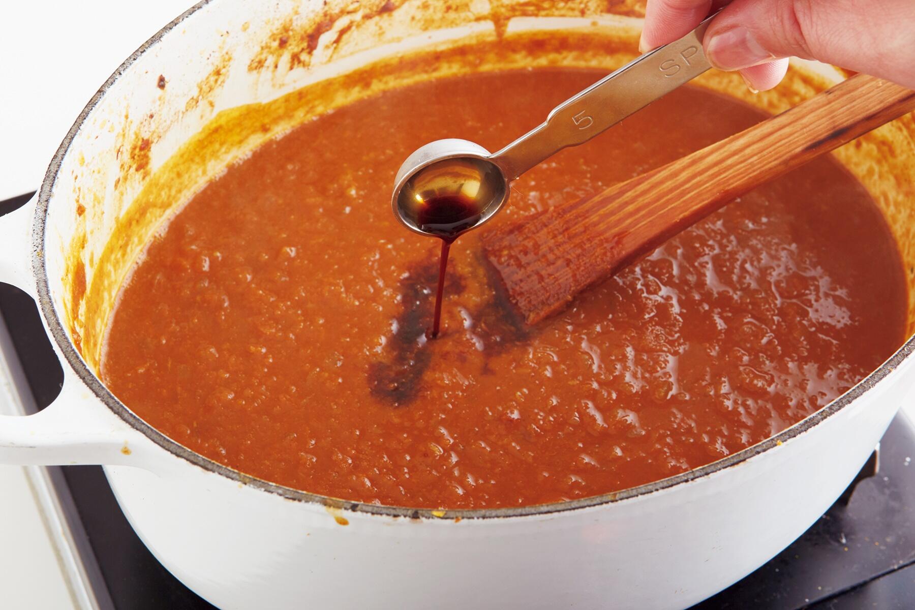 ウスターソースを加える