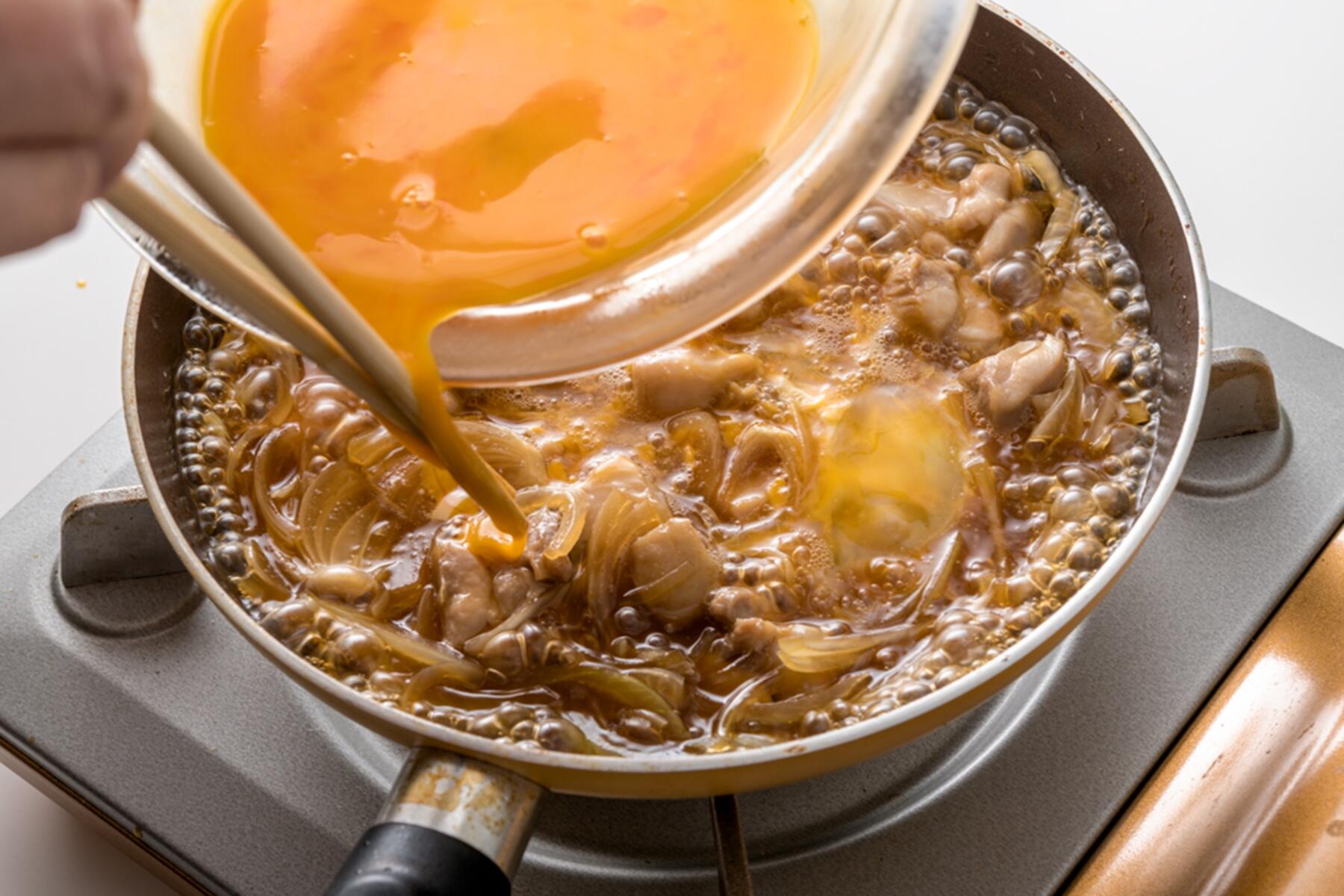 溶き卵を加える