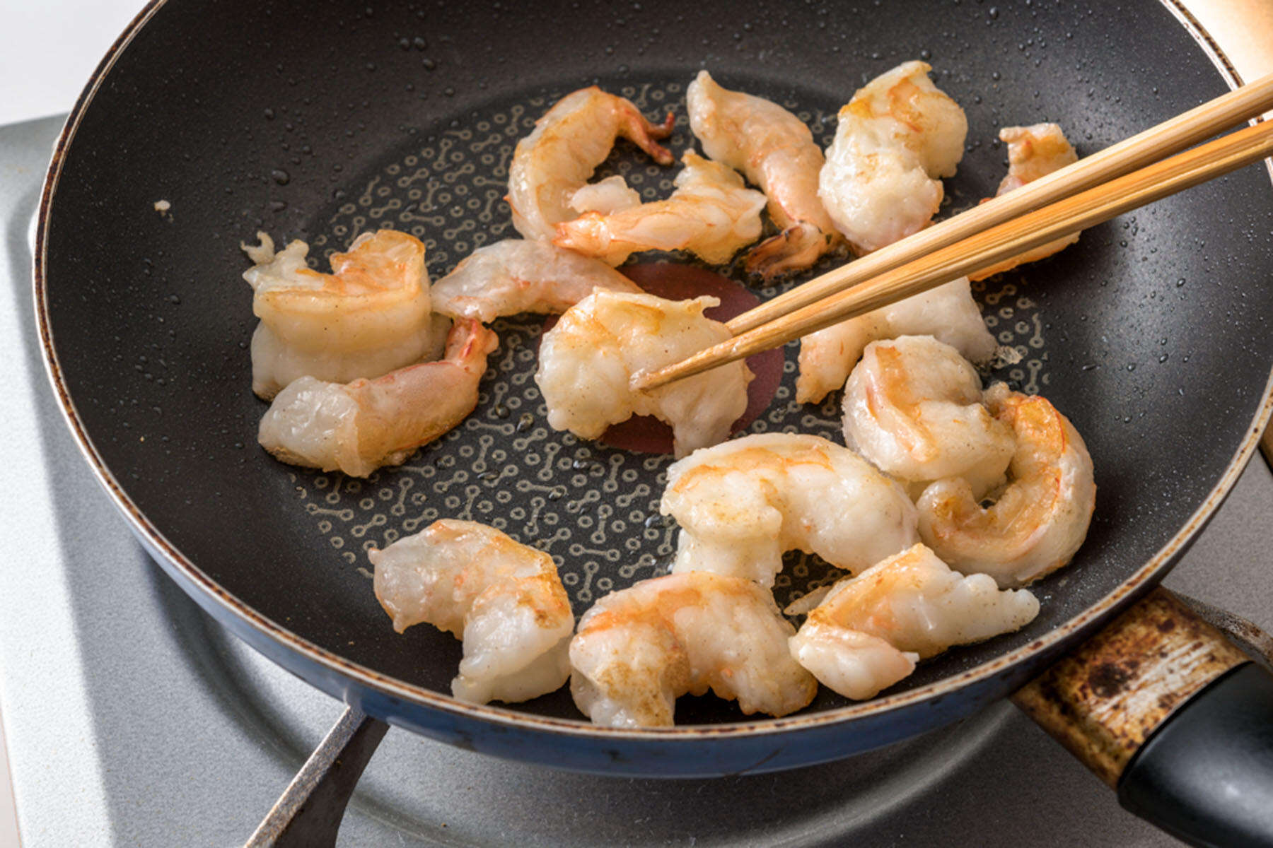 海老を炒める