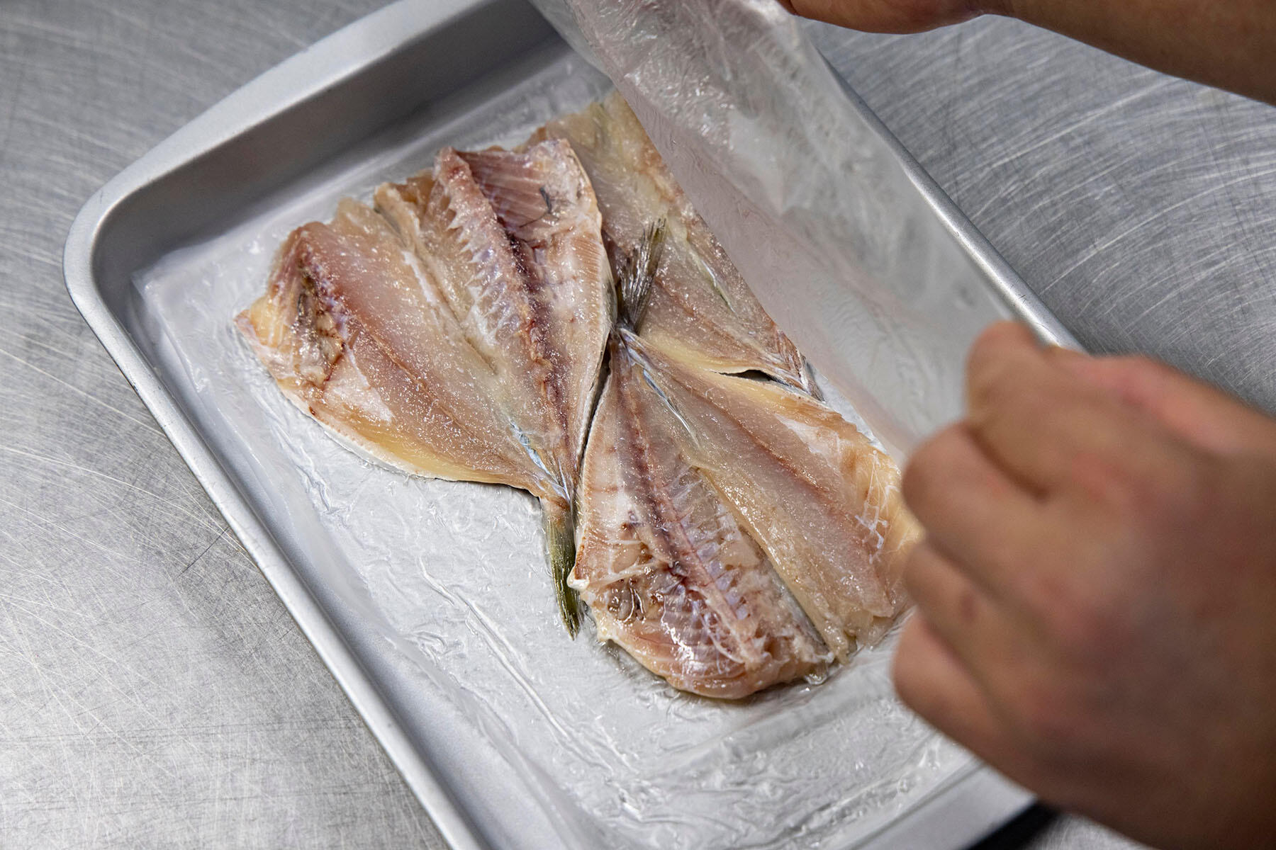 シートをはがす