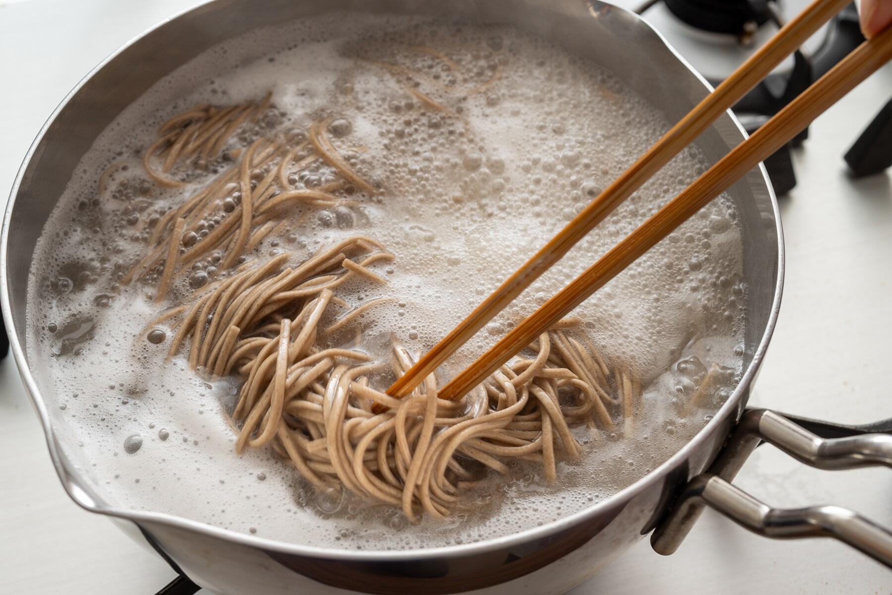 そばをゆでて冷水でしめる