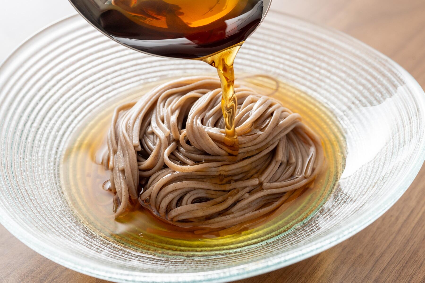 めんつゆをかけて薬味をのせる