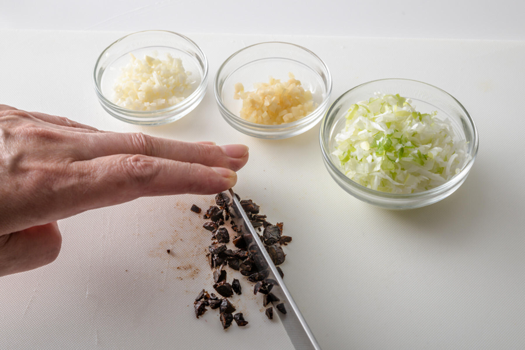 香味材料をカットする