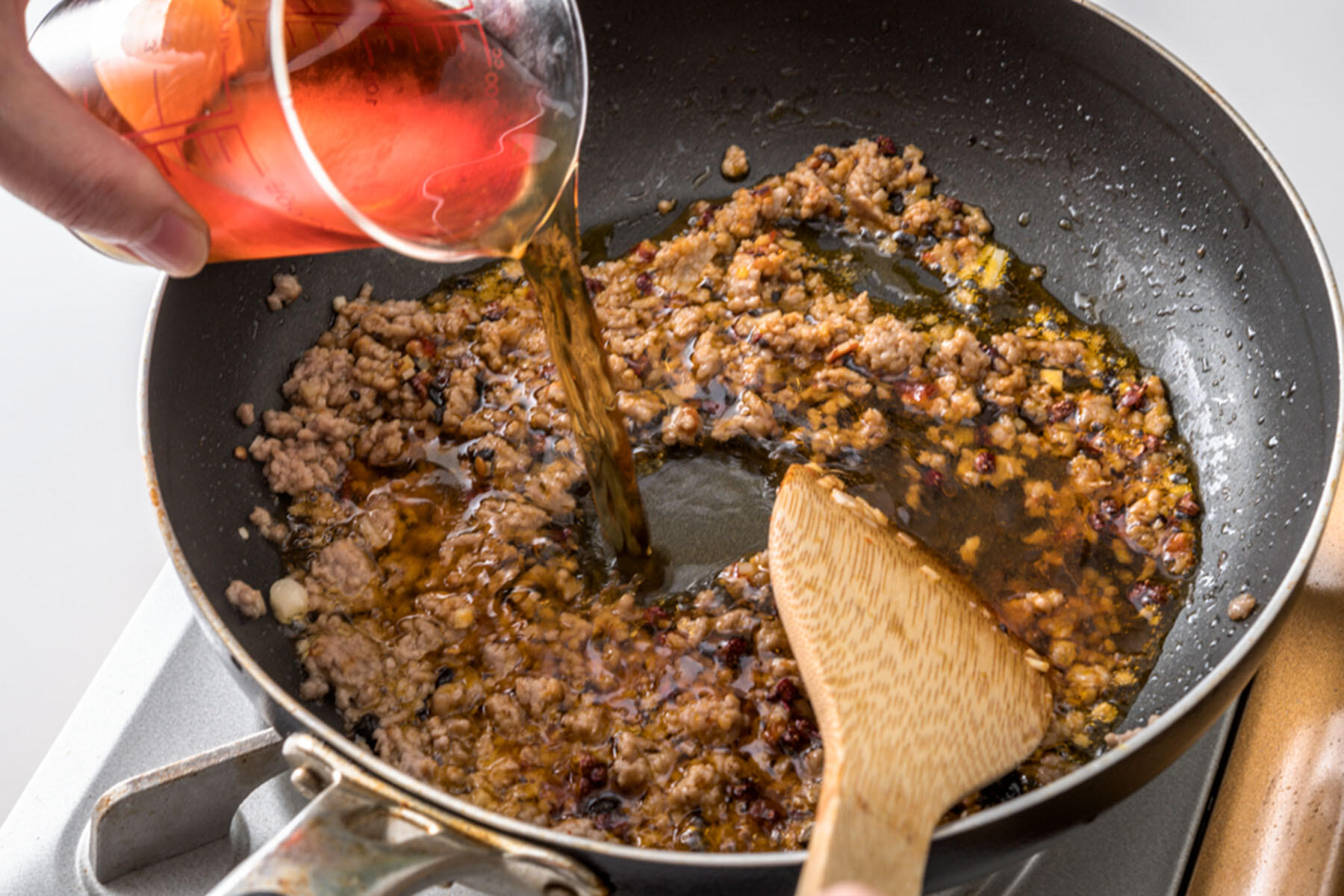 合わせ調味料を加える