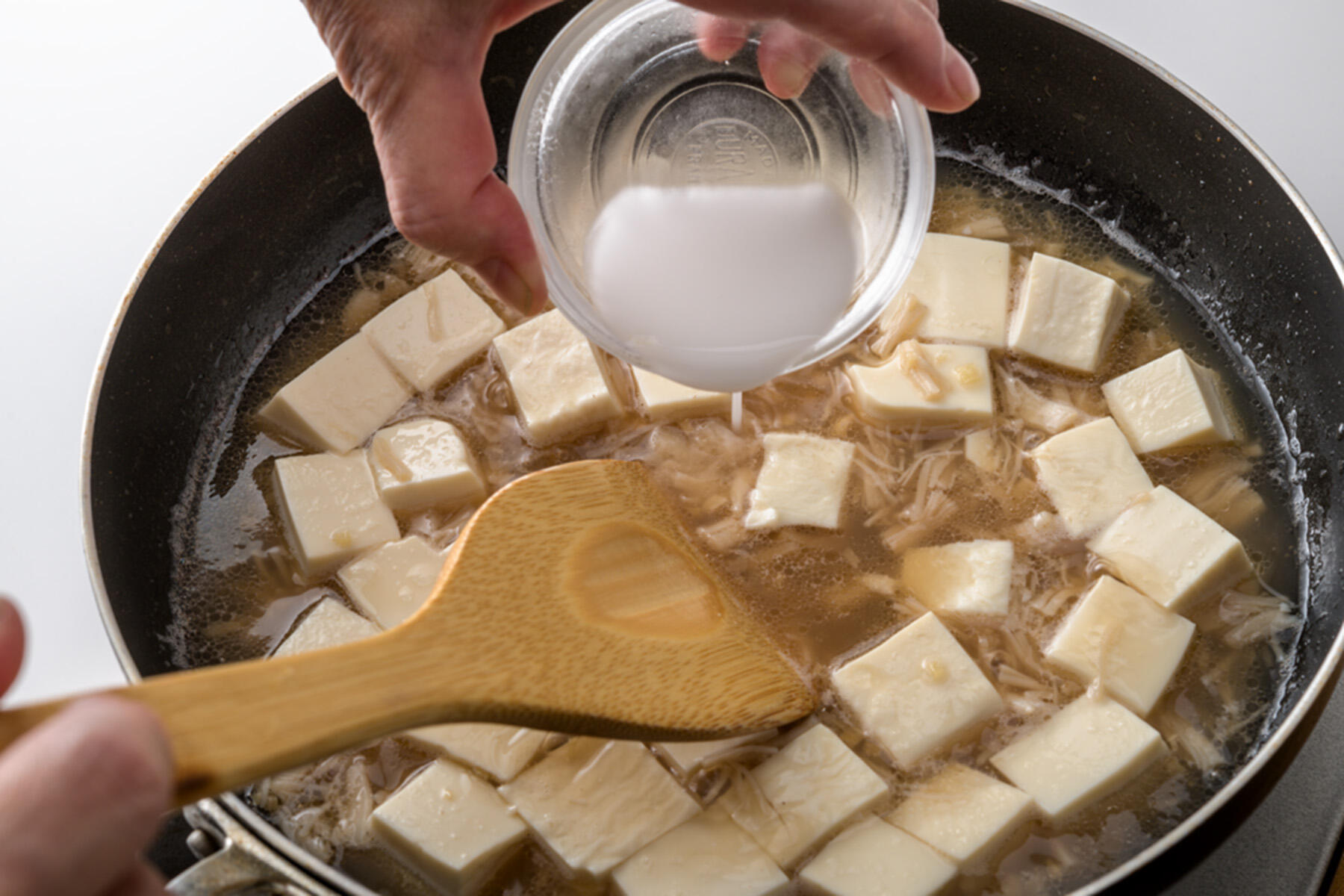 水溶き片栗粉をくわえる