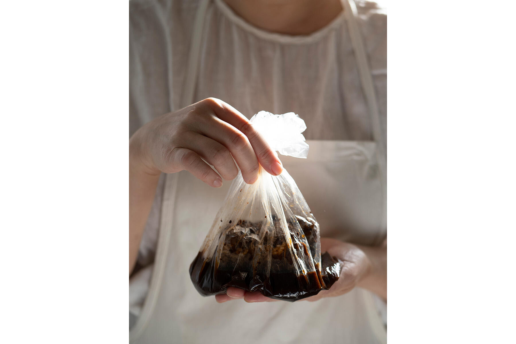 調味料で豚肉をもみ込む