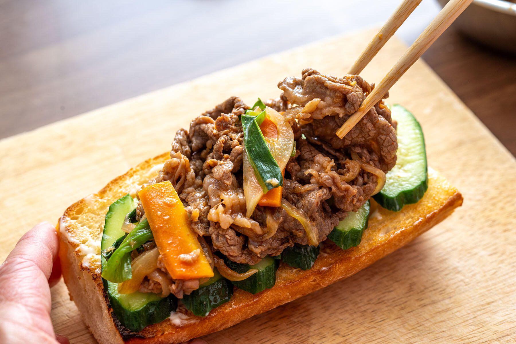 きゅうりとプルコギをのせる