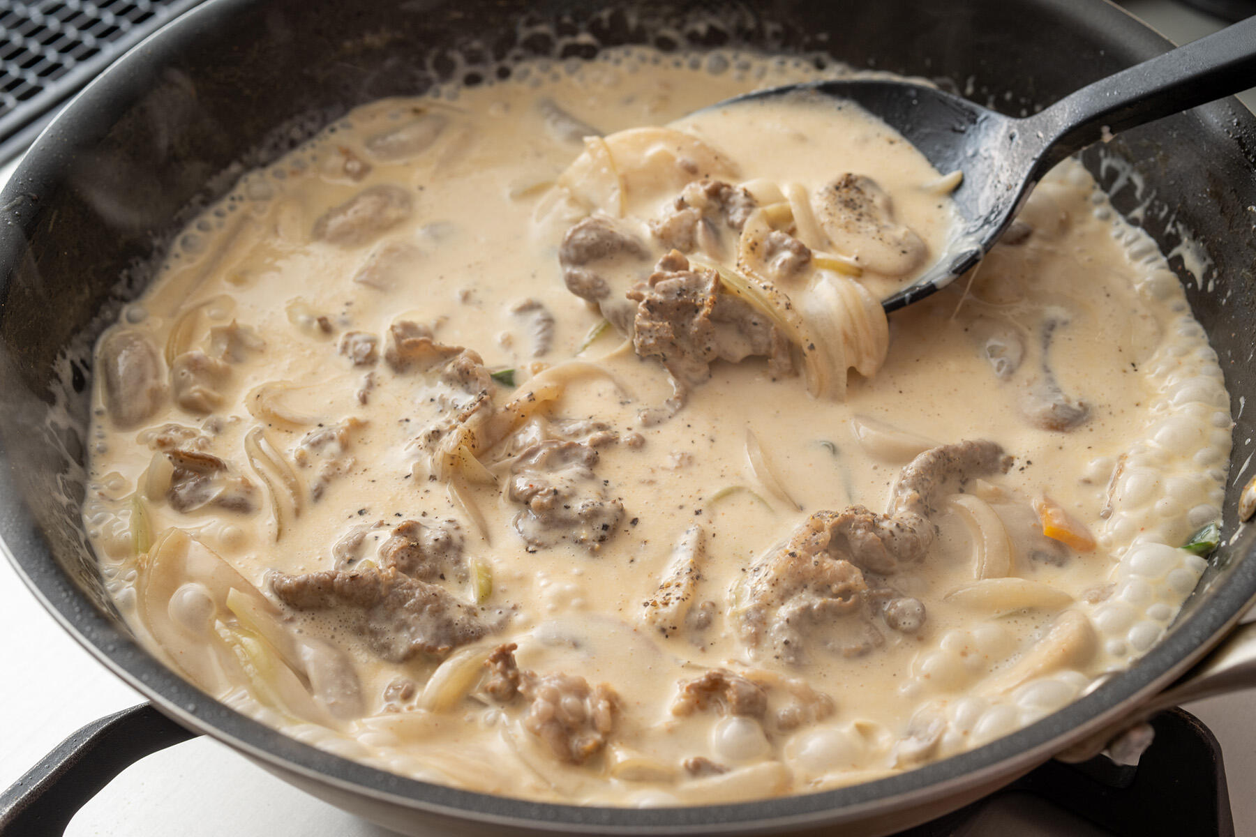 サワークリームを加えて煮る