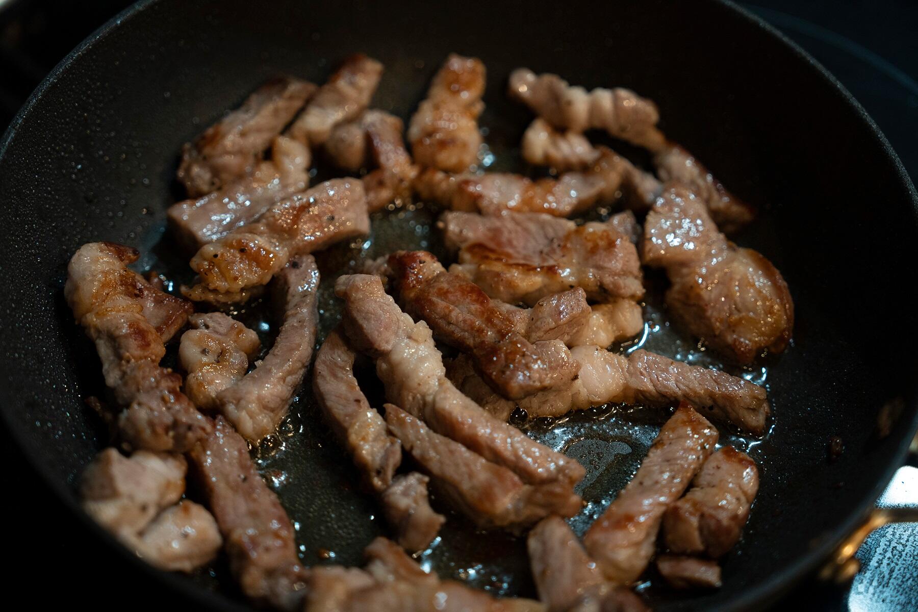 豚肉を焼く