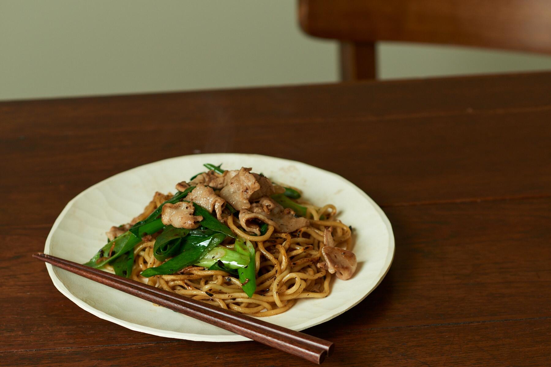 豆豉の深いコクが旨い“豚バラと青ねぎの豆豉焼きそば”