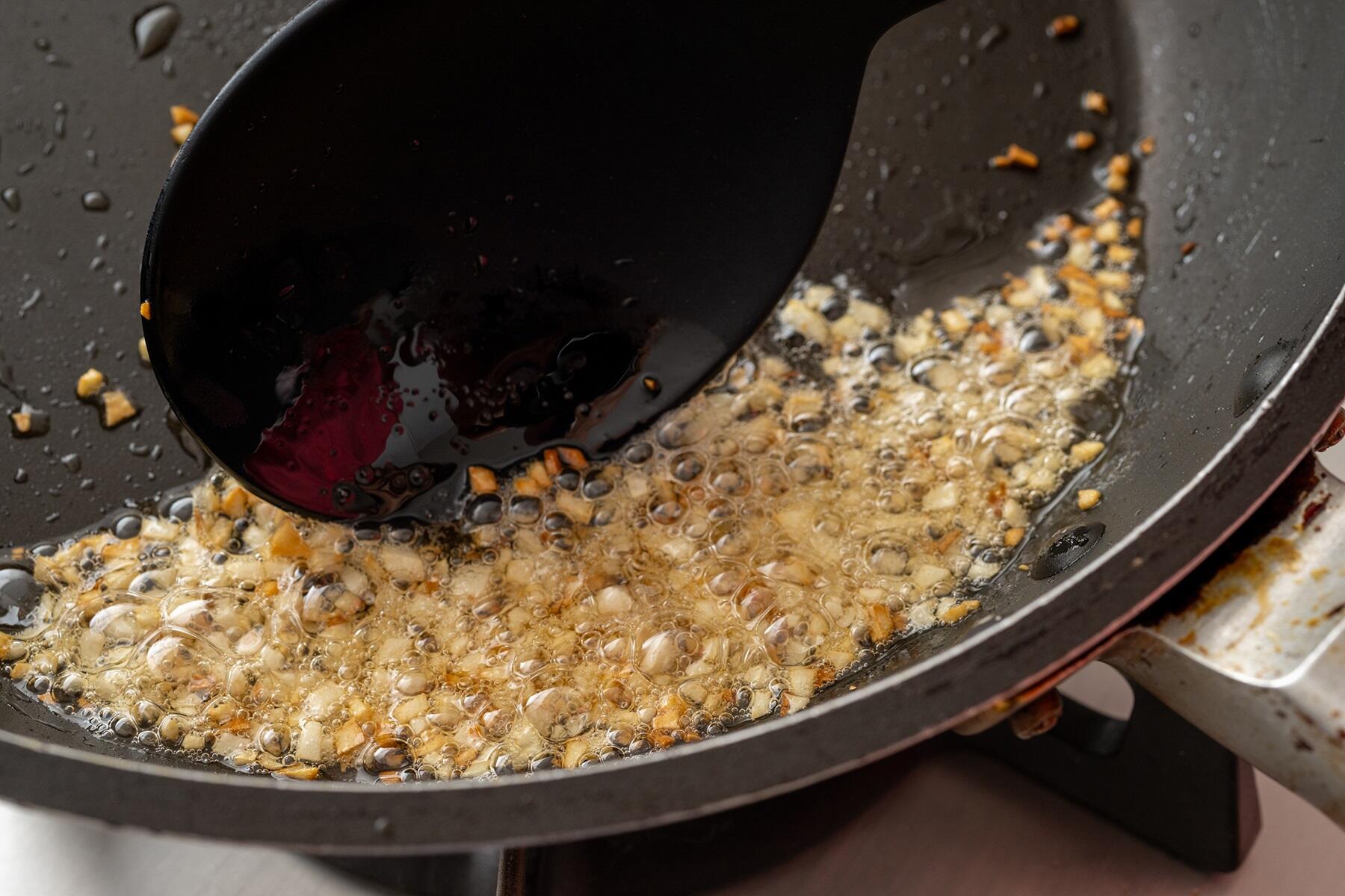 にんにくを炒める