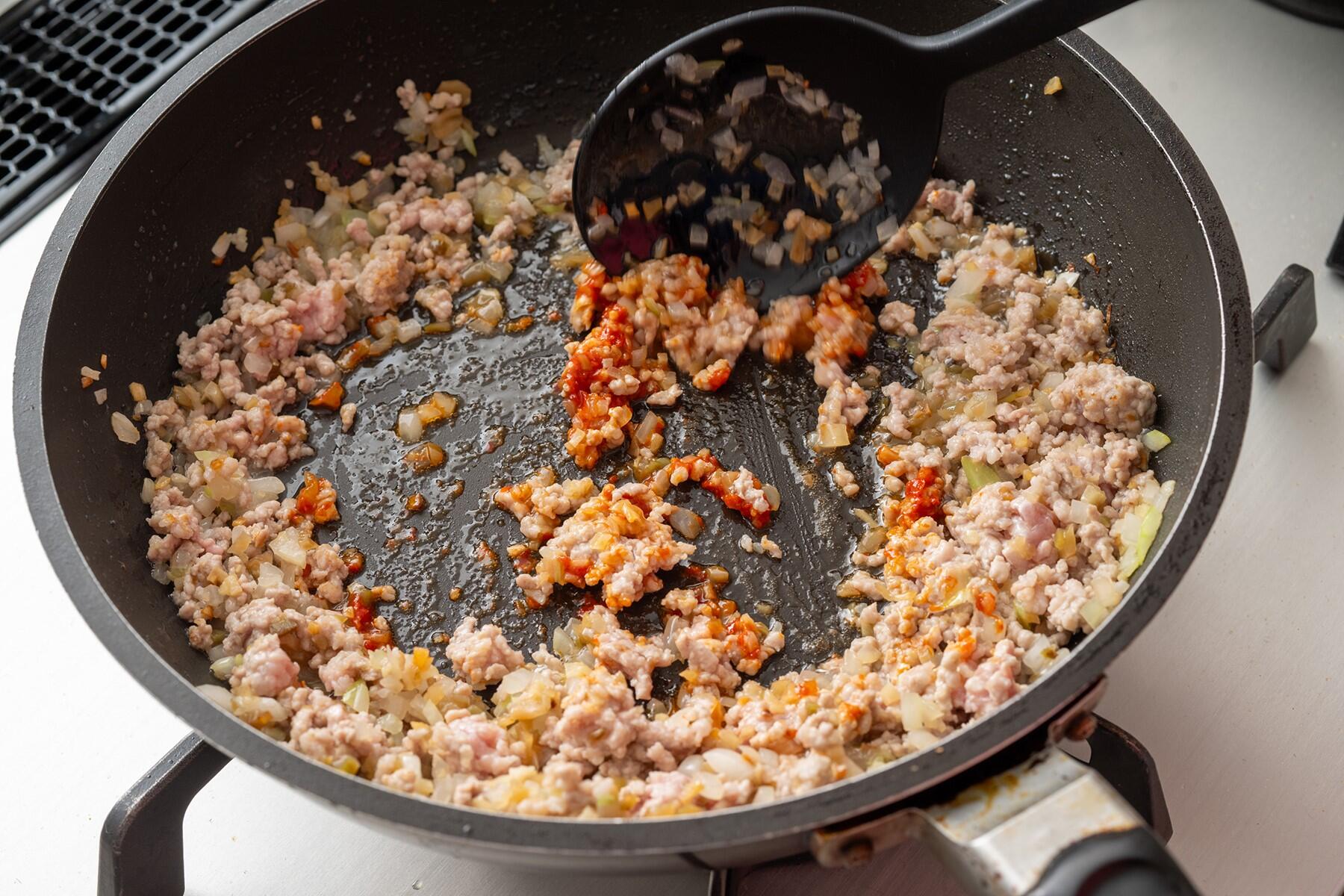 台湾ミンチを炒める