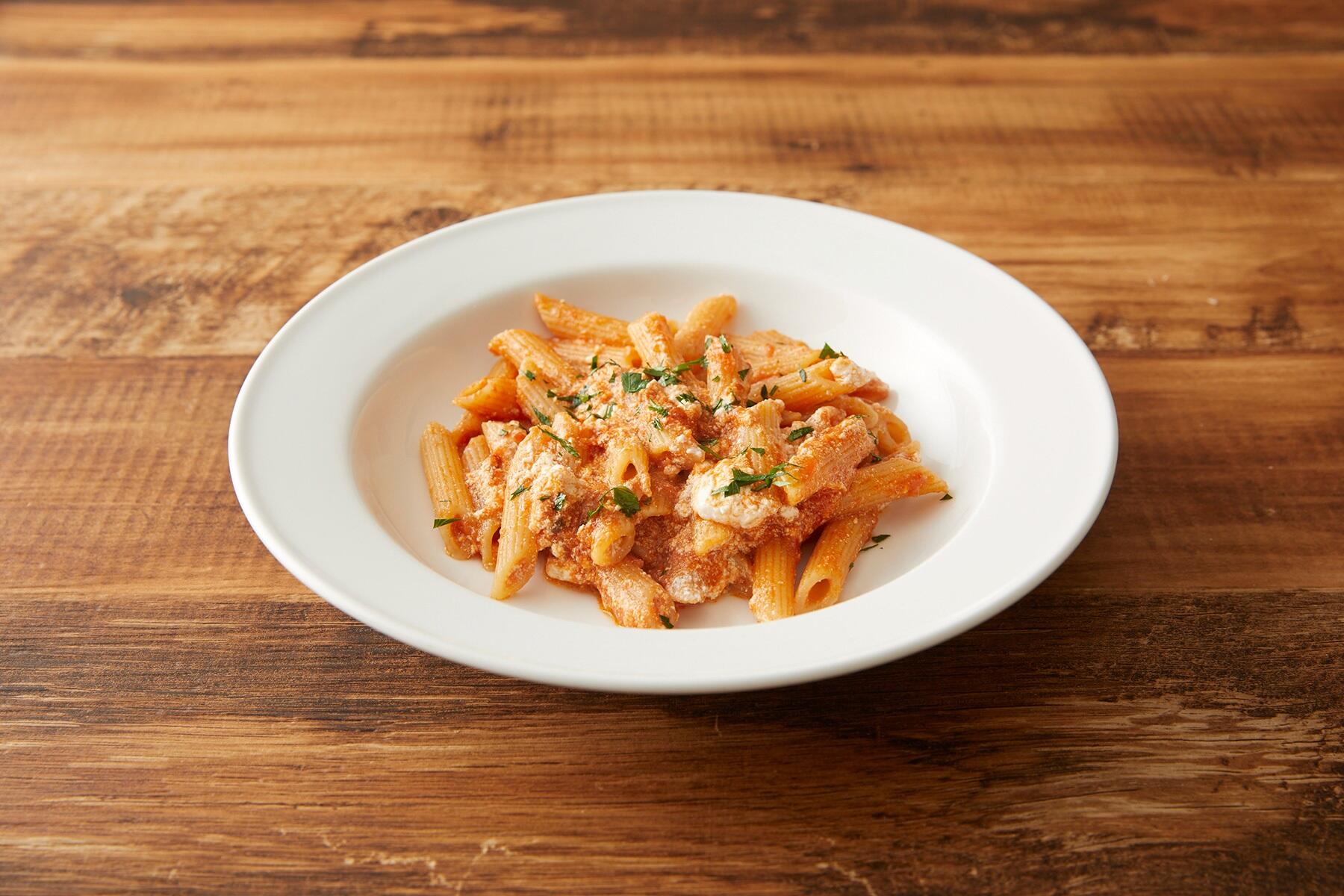 まろやかなコクが美味しい“トマトとカッテージチーズのペンネ”