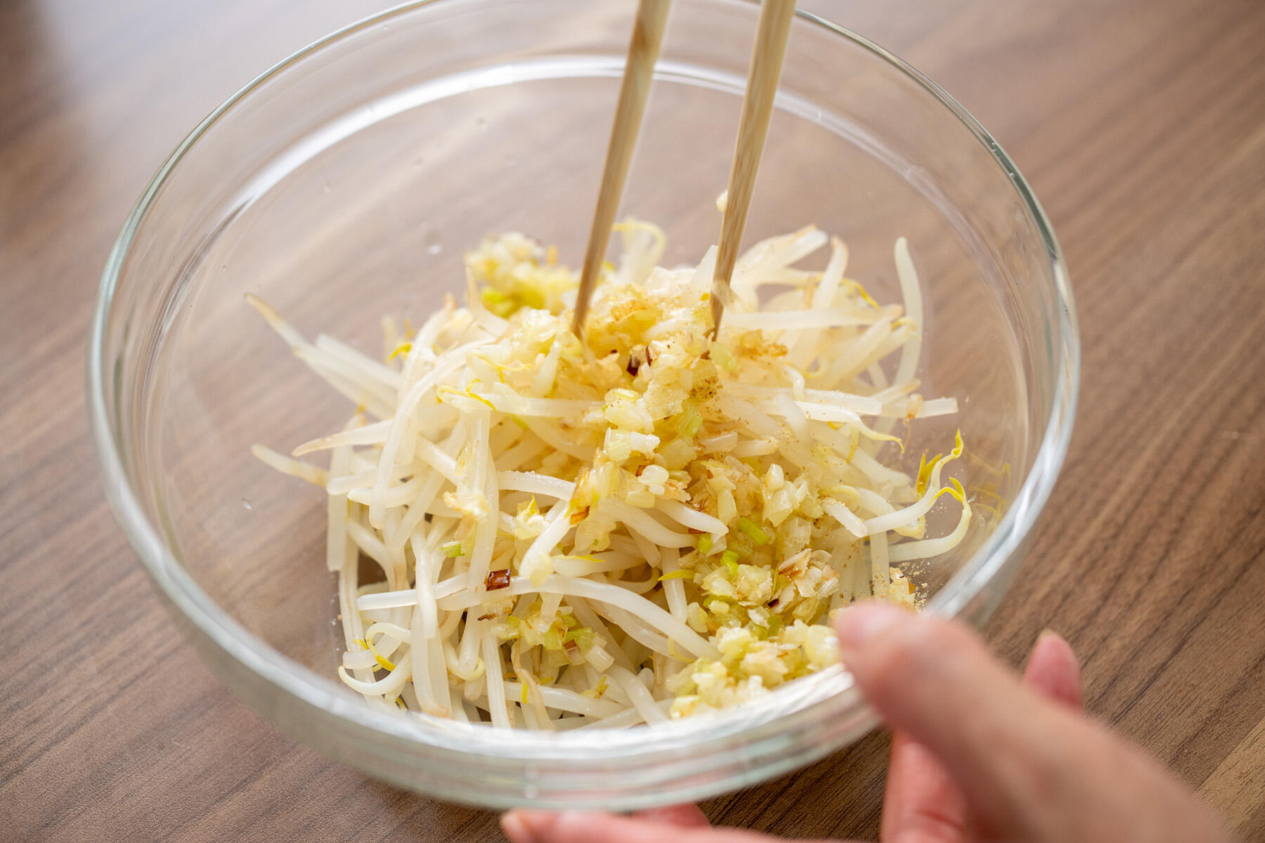 もやしと長ねぎを和える